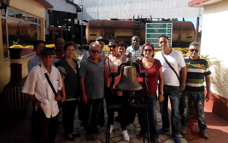 Colectivo de la publicación humorística Melaíto visitan museo azucarero, en Caibarién.