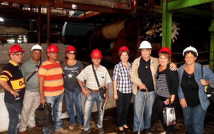 Colectivo del suplemento humorístico Melaíto visita central Carlos Baliño, de Santo Domingo.