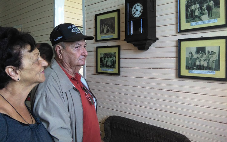 Pedro Méndez, Premio Nacional de Periodismo José Martí y Premio Nacional del Humor, recorre el Museo Casa Natal de Abel Santamaría Cuadrado, en Encrucijada, Villa Clara, Cuba.