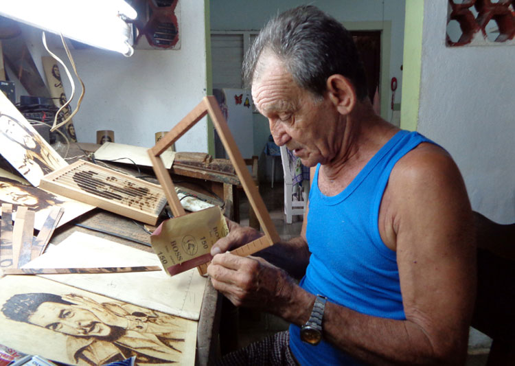 Hernani Simón Hernández Morrales creando piezas confeccionadas con el rostro del Che Guevara.