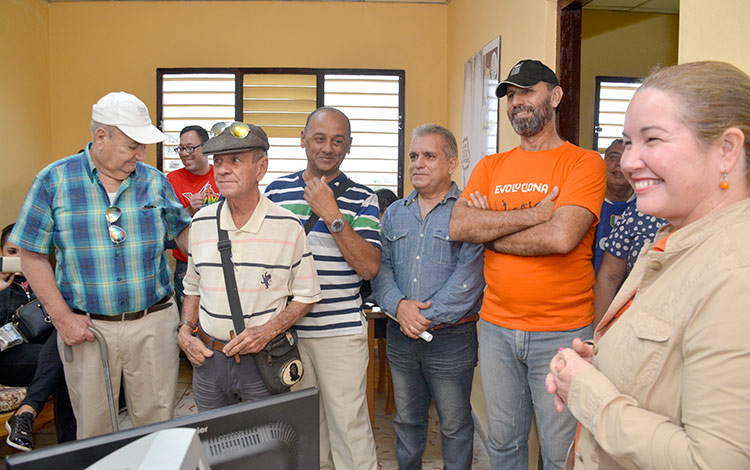 Homenaje al colectivo de Melaíto en el periódico Vanguardia.