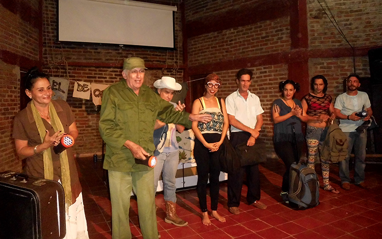 Integrantes del colectivo de Melaíto disfrutan de la obra El Decamerón cubano, por la compañía teatral Mejunje.