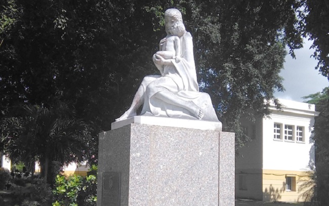 Escultura a las Madres en el Palacio de la Danza en Santa Clara