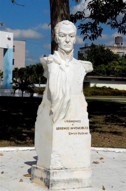 El monumento al Libertador de América, en el parque Maceo, en Santa Clara, obra de  Juan Carlos Pérez Bermúdez y Delvis Santos íguila. Mide casi dos metros de altura y 90 centí­metros de ancho. (Foto: Ramón Barreras Valdés)