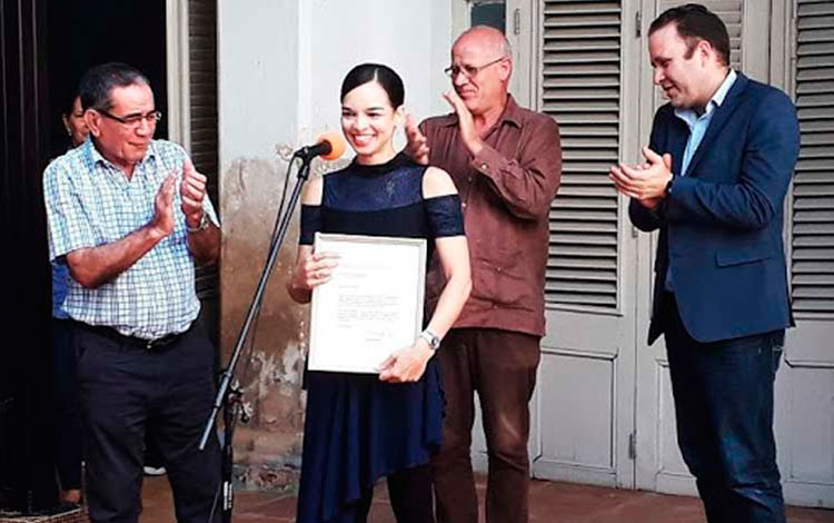 Viengsay Valdés, junto al viceministro de Cultura de Cuba Fernando Rojas y a Luis Morlote, presidente de la Uneac. 