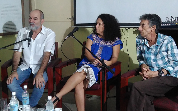 Fotógrafo Héctor Garrido y la actriz Laura de la Uz, autores de la exposición fotográfica Cuba iluminada.