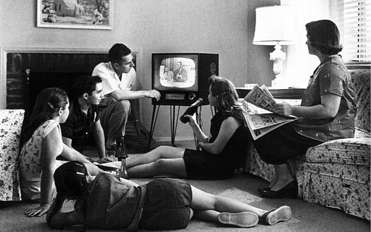 Familia mirando la televisión 