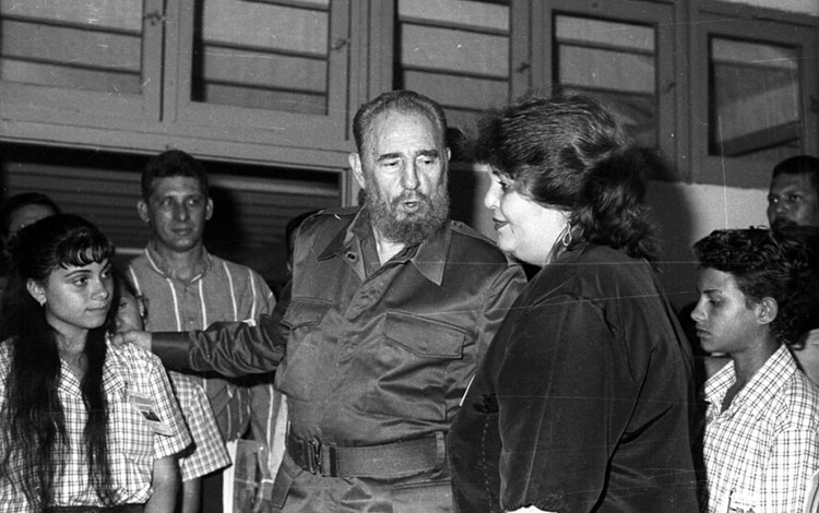 Zaida de la Cruz conversa con Fidel durante su recorrido por la Esccuela de Instructores de Arte de Villa Clara.