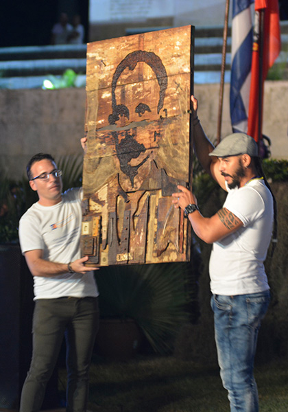 Leonardo Montiel, instructor de arte y artista de la plástica, obsequia una obra a la Brigada José Martí­.