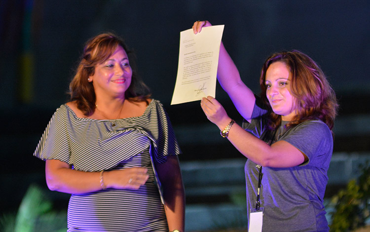 Susely Morfa, primera secretaria de la UJC, entrega mensaje de felicitación del presidente Miguel Díaz-Canel a Liliam Mendoza Estrada, presidenta de la Brigada José Martí.