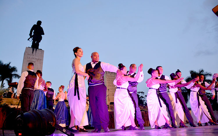 Grupo danzario Los Soles, en el acto por el aniversario 15 de la Brigada José Martí­ de instructores de arte.