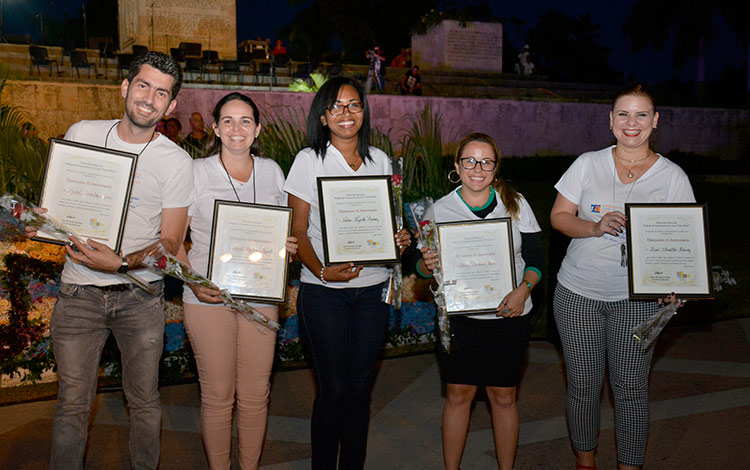 Entrega de la Distinción 15 Aniversario de la Brigada José Martí­ de instructores de arte.