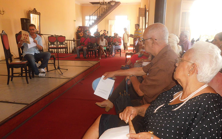 En el quinto Encuentro Teórico Teatro La Caridad: Historia, Tradición e Identidad los participantes recalcaron la necesidad de impartir la historia local en las escuelas. 