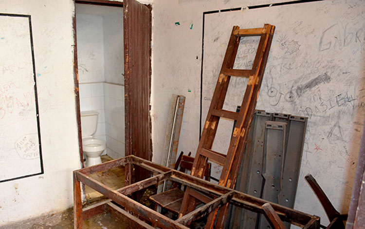 Baños clausurados en la Biblioteca Provincial Martí­, de Villa Clara.