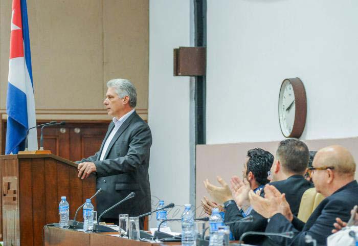 Presidente cubano en el IX Congreso de la Uneac.