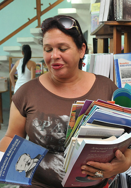 Pueblo opina sobre la Feria del Libro. Leidis Luis Medina, lectora en la Feria del Libro.