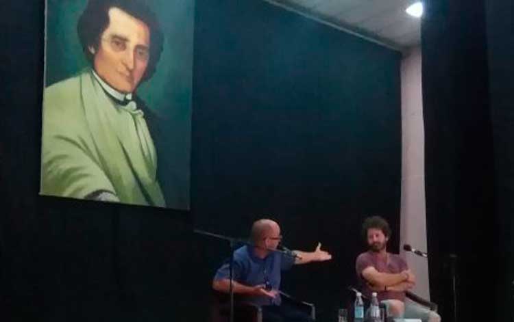 El intelectual Ernesto Limia y el cantautor cubano Raúl Paz presentaron este lunes en la Sede Pedagógica Félix Varela, de la Universidad Central “Marta Abreu” de Las Villas, el libro Cuba: ¿fin de la historia?