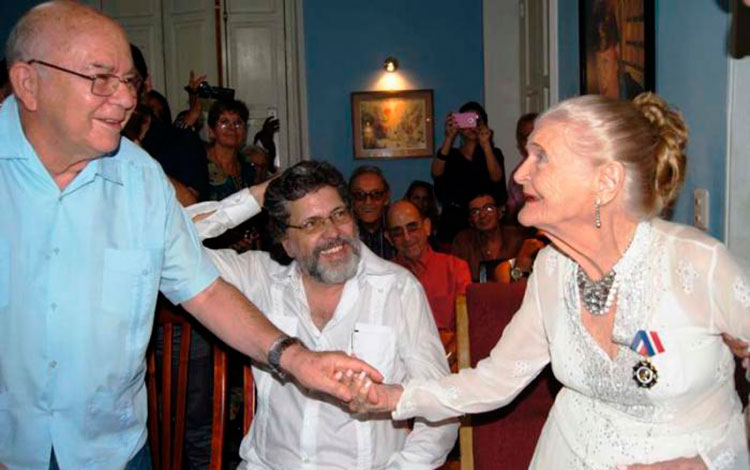 Miguel Barnet y Carilda Oliver Labra en el cumpleaños 95 de la poetisa.