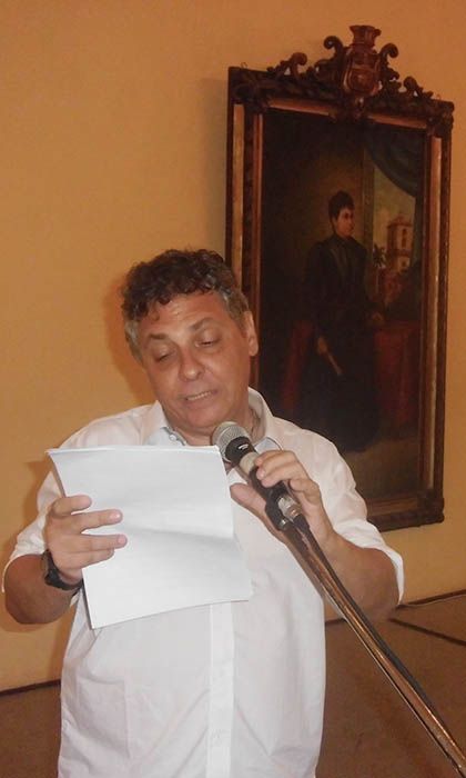 Poeta Sigfredo Ariel pronuncia palabras de elogio en entrega del Premio Literario Fundación de la Ciudad 2017.