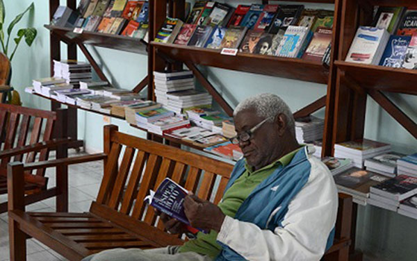 Libros de editoras de Villa Clara en librería Pepe Medina, de Santa Clara.