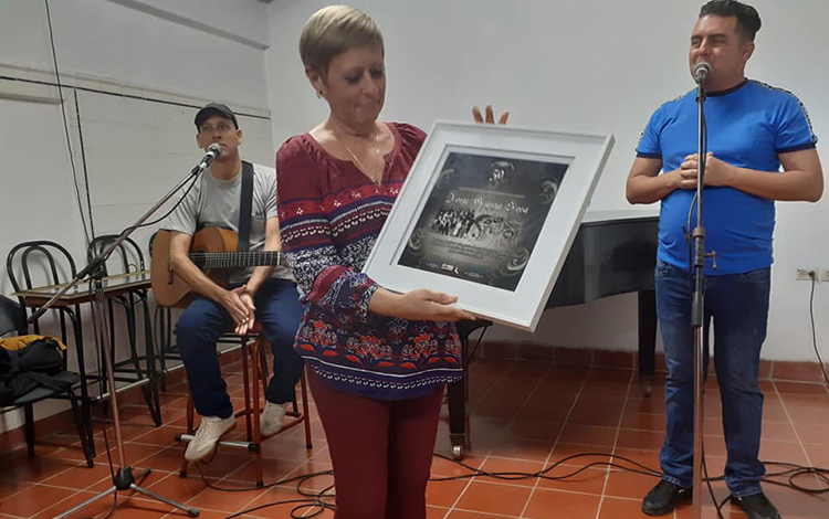 Entrega de reconocimiento a Jorge Garcí­a Sosa, recibido por Marí­a Elena Dí­az.