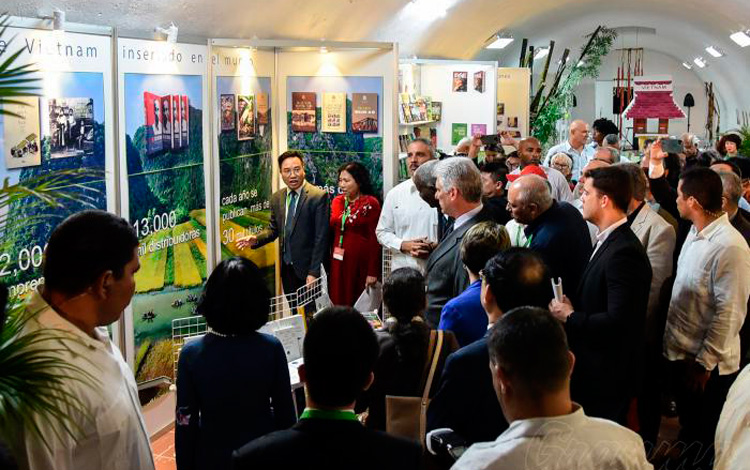 Miguel Dí­az Canel, Presidente de la República, en el Pabellón de Vietnam, Paí­s Invitado de Honor a la 29 Feria Internacional del Libro Foto: Ariel Cecilio Lemus