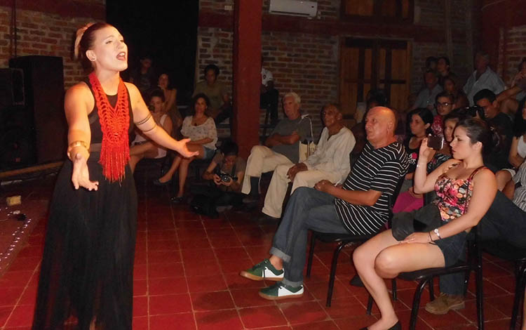 Gretell Barreiro canta en El Mejunje, Santa Clara.