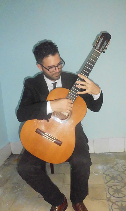 El guitarrista concertista Roberto Cano, entre los participantes en la Jornada de Música de Concierto  «Agustí­n Jimenez Crespo in Memoriam » en Villa Clara. (Foto: Francisnet Dí­az Rondón)