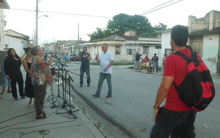 Isabel en uno de los encuentros de su proyecto El Músico en el barrio. (Foto: Francisnet Dí­az Rondón).