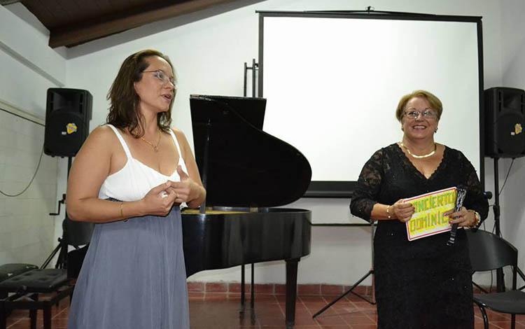 La profesora Isabel Dí­az de la Torre junto a la pianista concertista Ania Castillo, en una edicion de la peña Concierto dominical, que la reconocida docente realiza en la Uneac hace veinte años.  (Foto: Cortesí­a de la entrevistada).