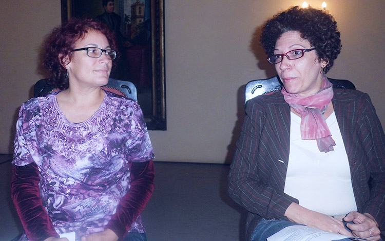 Musicóloga Elizabeth Hernández e Irina Toledo, directora de la Sinfónica de Villa Clara.