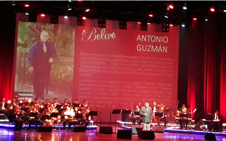 Presentación de Tony Guzmán en festival del bolero en Nicaragua.