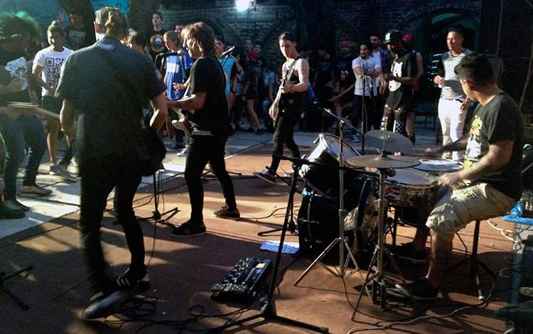 Banda de rock Nada, en homenaje a rockero cubano William Fabián, en El Mejunje, Santa Clara.