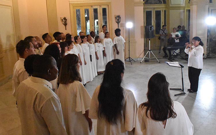 Coro Nacional de Cuba, dirigido por Digna Guerra, en presentación en Santa Clara.