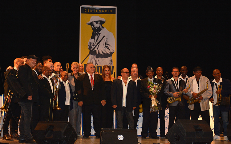 Tony Guzmán junto a su banda gigante