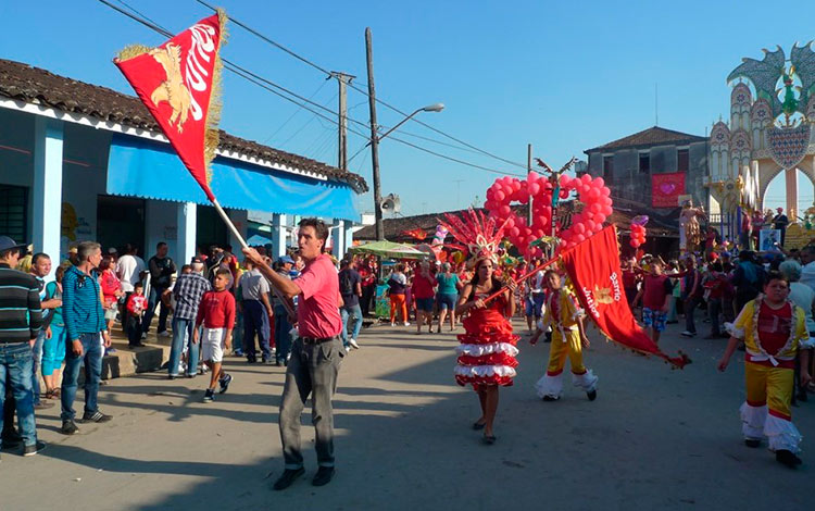 Conga La Tinaja, del barrio Jutíos, parrandas de Vueltas, Villa Clara.