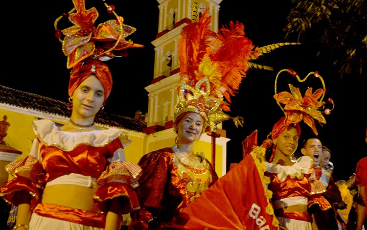 Representación de los barrios de Remedios en acto oficial de declaratoria de las parrandas del centro de Cuba como patrimonio inmaterial de la humanidad.