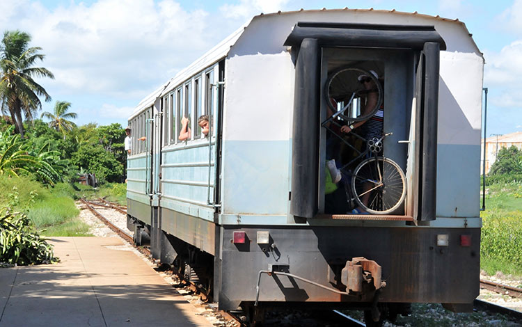 Tren para el traslado del pueblo de Isabela de Sagua hacia lugares seguros.