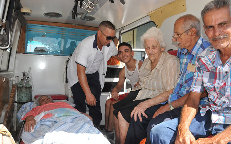 Evacuación en ambulancias de personas enfermas de Isabela de Sagua. Evacuación en ambulancias de personas enfermas de Isabela de Sagua.