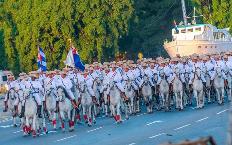 Representación de caballería mambisa en desfile por aniversario de las FAR.