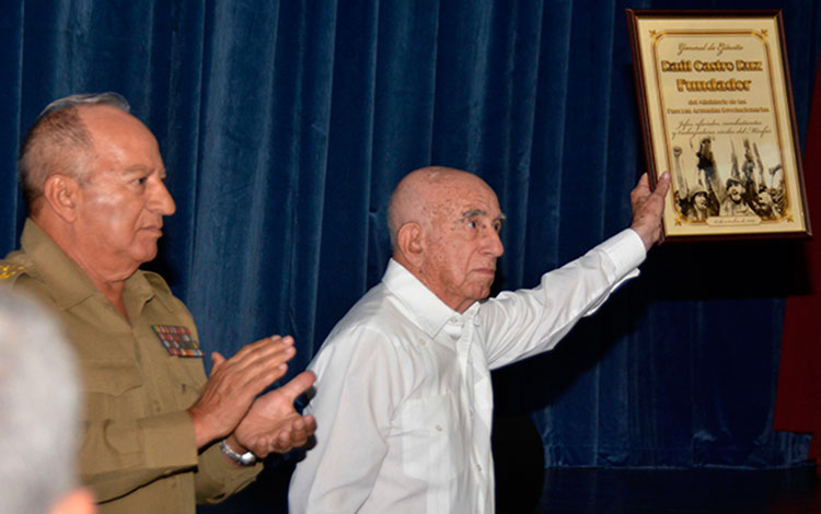 José Ramón Machado Ventura recibe diploma de recnocimiento para Raúl Castri Ruz, por ser fundador del Ministerio de las Fuerzas Armadas Revolucionarias, 
