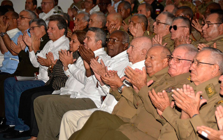 Presidencia del acto por al aniversario 60 de las Milicias Nacionales Revolucionarias.