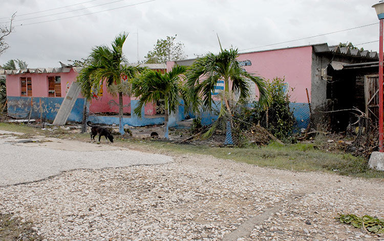 Escuela primaria de Carahatas, Quemado de Gí¼ines.