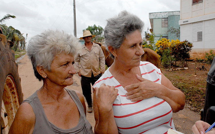 La vecina de Carahatas Ana Margarita Denis (a la derecha) con sus familiares.