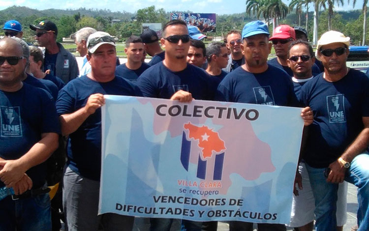 Brigada de trabajadores de la Empresa Eléctica de Cienfuegos. Brigada de trabajadores de la Empresa Eléctica de Cienfuegos.