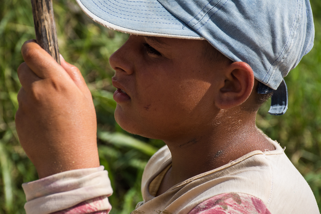 Niños en Encrucijada, secando arroz