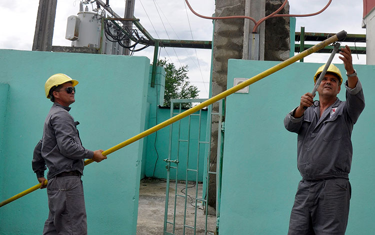 Trabajador eléctrico en reparaciones tras huracán Irma en Villa Clara.