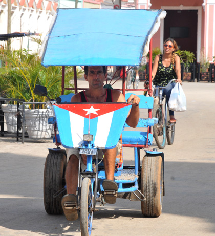 Bicitaxi con cubandera en Remedios. Bicitaxi con cubandera en Remedios.