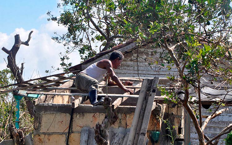Campesino repara su vivienda tras paso de huracán Irma. Campesino repara su vivienda tras paso de huracán Irma.