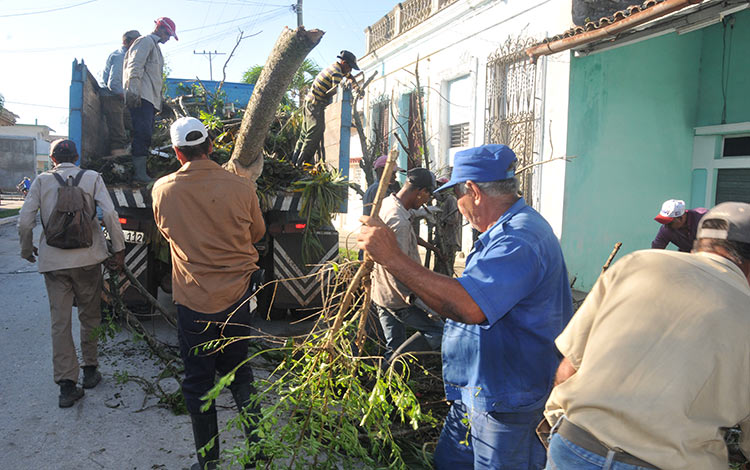 Limpieza de calles en Camajuaní, Villa Clara.